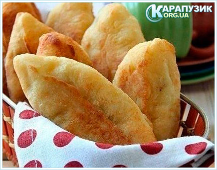 Пирожки из творожного теста с курицей и сыром